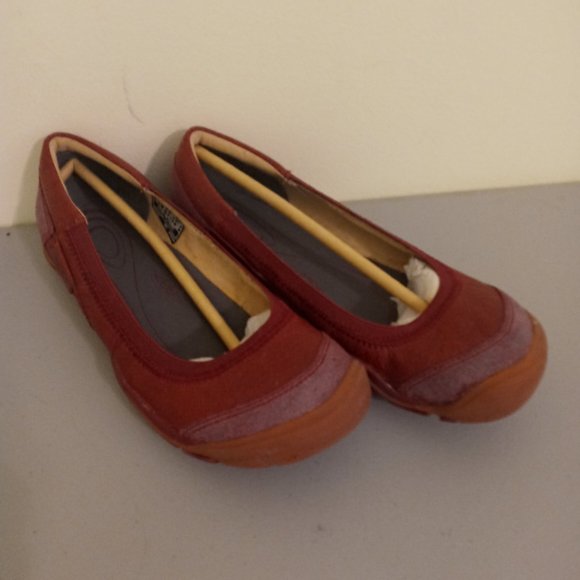KEEN Women's Rivington Ballerina CNX Shoe Beet Red 5 M - NEW in box - Picture 1 of 6